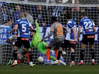 Mamadou Loum marca el primer gol del Alavés contra el Valencia en el partido de Liga.