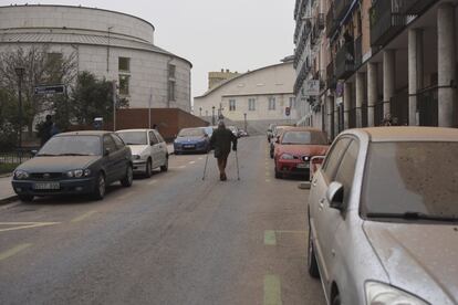 Aspecto de una calle cercana a la Puerta de Toledo de Madrid, con los coches cubiertos de una gruesa capa de polvo del Sahara, este martes por la mañana.