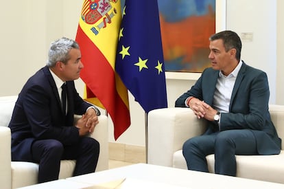 Josep Maria Recasens (Anfac), a la izquierda, y el presidente del Gobierno, Pedro Sánchez, a la derecha, durante la reunión celebrada en Mocloa este martes. Foto cedida por Anfac.