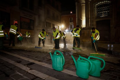 Los adoquines de la Plaza del Ayuntamiento de Pamplona, calle Mercaderes y curva de la Estafeta, listos para los encierros de San Fermín con antideslizante.