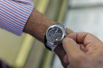 Un hombre mueve la manecilla del reloj para cambiar la hora, en Madrid.