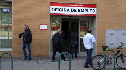 Un grupo de personas acceden a una oficina del Inem. 