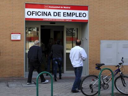 Um grupo de pessoas acedem a um escritório do Inem.