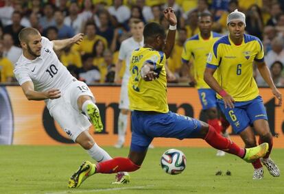 Benzema dispara ante dos defensas de Ecuador, en Maracaná.