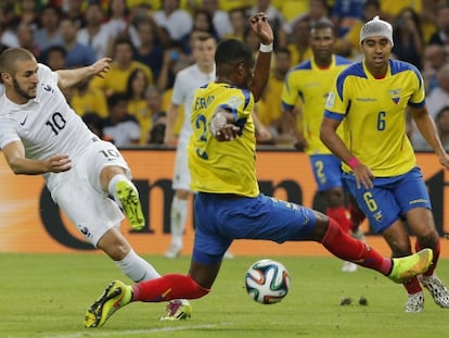 Benzema chuta contra dois defensores do Equador, no Maracanã.