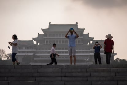 Turistas toman fotos en el Gran Palacio de Estudios del Pueblo, en la plaza Kim Il-sung en Pyongyang.