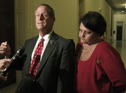 Joe Wilson atiende al prensa junto a su mujer tras conocer la resolución de la Cámara de Representantes.