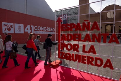 Acceso al pabellón en el que se celebra el congreso del PSOE en Sevilla.