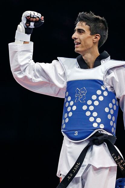 <strong>El ganador del oro en Londres en taekwondo pelea ahora, de vuelta a casa, por favorecer la visibilidad de su deporte más allá de la llama olímpica. </strong> <p> Por <strong> Amaya Iríbar </strong> <p> Se pueden ganar todos los combates desde 2010, ser campeón del mundo por dos veces, de Europa también doblemente, haber cambiado tu deporte y que apenas te conozcan. Pero luego llegan los Juegos Olímpicos, consigues un oro, uno de los tres de España el último verano, y por unos días tu cara de jovencito espabilado, tu discurso maduro y reflexivo a pesar de tener 23 años, está en todas las portadas, en todos los telediarios… por unos días. Es lo que le pasó a Joel González, el rostro del éxito del taekwondo español en Londres: tres participantes, tres medallas, pleno.
Después de los Juegos paró. “Pedí una pausa para asimilarlo todo y pensar. Pero ¿sabes? Me gusta lo que hago, los entrenamientos, las competiciones, el ambiente… Al final lo que quiero es estar ahí”, dice por teléfono. Así que ha vuelto a Sant Cugat, a levantarse a las 6.30, a sus dos entrenamientos diarios (el primero, a las siete de la mañana), a los estudios  –“si todo va bien, debería acabar Criminología este año y me quedan dos de ADE (Administración y Dirección de Empresas)–, a estudiar a los rivales… con la vista puesta en Río 2016 y la esperanza de que sus éxitos, los de su deporte, no pasen inadvertidos hasta entonces.
<p> <hr /> <p> <strong> Amaya Iríbar es periodista de EL PAÍS. </strong> </p>