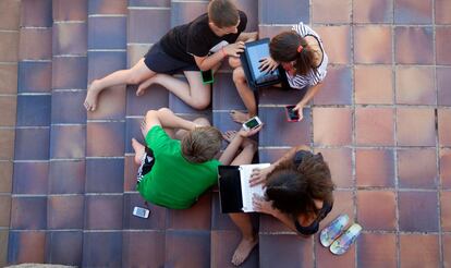 Ni&ntilde;os jugando con aparatos electr&oacute;nicos. 