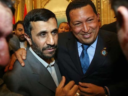 Ahmed Ahmadineyad y Hugo Chávez, en la clausura de la reunión de la OPEP ayer en Riad (Arabia Saudí).