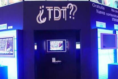 La televisión digital terrestre está a la vuelta de la esquina. Una televisión que será gratis como la actual aunque permitirá ver,con la ayuda de un descodificador, muchos más canales. Ya se han vendido más de 400.000, según el director general de Telecomunicaciones y Tecnología de la Información, Bernardo Lorenzo Almendros.