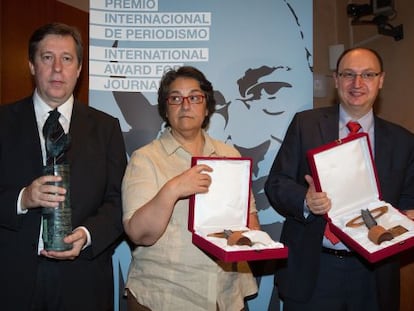 Santiago Segurola, Rosa Marqueta y Fran Llorente, tras recibir los galardones.