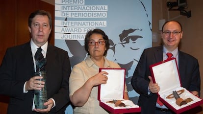 Santiago Segurola, Rosa Marqueta y Fran Llorente, tras recibir los galardones.