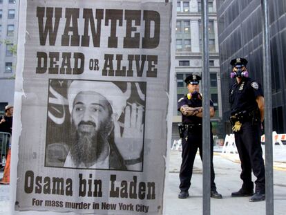 Portada de un periódico con el mensaje “se busca” y la cara de Bin Laden, en Nueva York en septiembre de 2001.