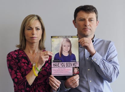 Kate y Gerry McCann con una foto de su hija, en Londres el 2 de mayo del 2012. Scotland Yard puso en marcha su propia investigación sobre la desaparición de la niña.