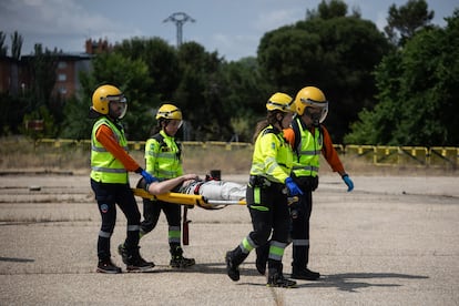 Efectivos de Emergencias conducen a una persona desaparecida hasta una ambulancia con soporte vital avanzado, durante el simulacro de rescate de un hombre mayor desorientado, este miércoles.