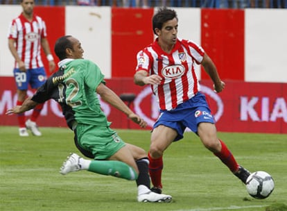 Jurado salva una entrada de Morris durante el partido.