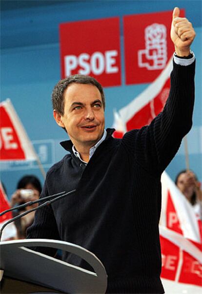 El presidente Rodríguez Zapatero saluda a los seguidores de su partido en el polideportivo de Torrejón de Ardoz.