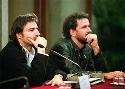 Alberto San Juan (a la izquierda) y Guillermo Toledo, ayer, en la presentación de la gala de los XVII Premios Goya.