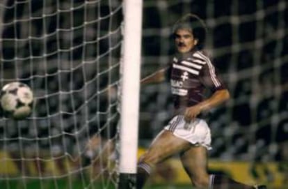 Kurbos, jugador del Metz, en el partido de vuelta contra el Barcelona en 1984.