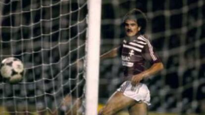 Kurbos, jugador del Metz, en el partido de vuelta contra el Barcelona en 1984.