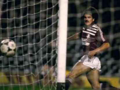 Kurbos, jugador del Metz, en el partido de vuelta contra el Barcelona en 1984.