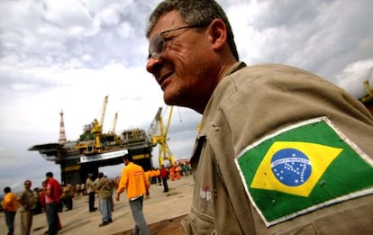 Empleados de la brasile&ntilde;a Petrobras, en una plataforma.