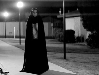 Fotograma de la pel&middot;l&iacute;cula A girl walks home alone at night, de Ana Lily Amirpour, que s&#039;exhibeix a la Mostra.