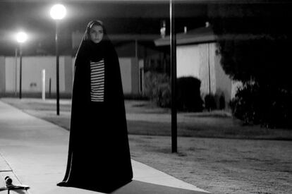 Fotograma de la pel·lícula A girl walks home alone at night, de Ana Lily Amirpour, que s'exhibeix a la Mostra.