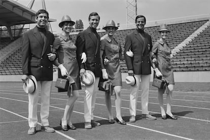 Un grupo de atletas británicos participantes en los Juegos de México 1968 vestidos por Hardy Amies.