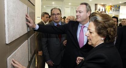 El presidente Alberto Fabra, con la alcaldesa de Valencia, Rita Barberá, en la inauguración de Cevisama.