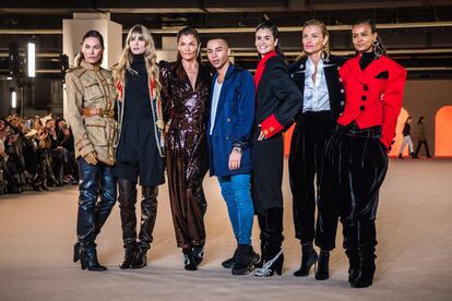 Olivier Rousteing con las modelos Erin Wasson, Julia Stegner, Helena Christensen, Caroline Ribeiro, Esther Cañadas y Liya Kebede, en el desfile de Balmain en París.