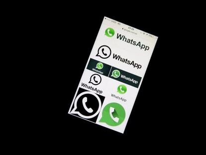 Logotipos de WhatsApp en un teléfono móvil de Brasil.