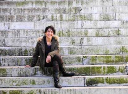 María José Lera, en la escalinata de la Facultad de Psicología de Sevilla.