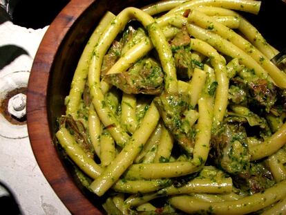 Pasta con alcachofas y pesto de nueces