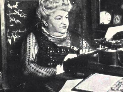 Emilia Pardo Bazán, en su despacho del pazo de Meirás en una imagen sin datar.