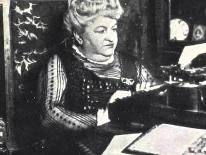 Doña Emilia Pardo Bazán, feminista y gastrónoma, en su despacho de la Torre de Meirás