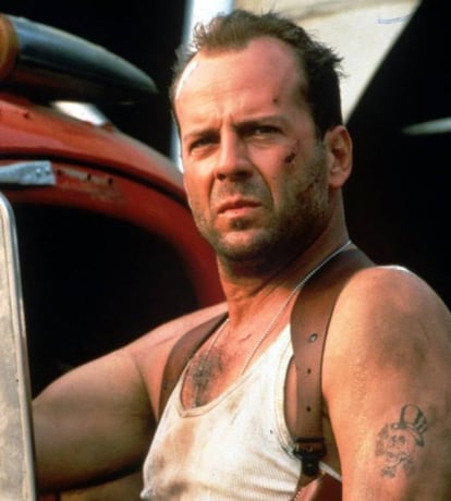 "Estamos en los 90, uno ya no puede partirle la cara a otro tío sin decir algo gracioso antes". Esto lo dice el personaje de Bruce Willis (Alemania, 1955) en 'El último boy scout' y funciona como resumen del estilo del actor. Lo que hacía que el público se entusiasmase con Willis es que daba la impresión de que sus personajes habían visto muchas películas de acción, así que se lo tomaban todo a risa porque ya sabían lo que iba a pasar. Bruce Willis era de los nuestros. Siempre estaba en el lugar adecuado en el momento erróneo, y en una década pasó de salvar un edificio ('La jungla de cristal') a proteger la ciudad de Nueva York ('La jungla de cristal, la venganza') y el planeta Tierra ('Armageddon'). Siempre con media sonrisa, siempre con una camiseta que acababa hecha un asco, siempre y con esa expresión de "con el dolor de cabeza que tengo, y la que me ha caído". Pero sobre todo, siempre era un héroe a pesar de sí mismo: lo único que quería era proteger a su familia, aunque no lo reconociera. Hay muchos héroes de acción, pero ninguno como Bruce Willis.