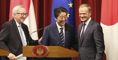 Jean-Claude Juncker, Shinzo Abe y Donald Tusk, en su comparecencia tras la firma del acuerdo.