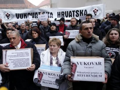 Manifestaci&oacute;n contra el uso del cir&iacute;lico en Vukovar. 