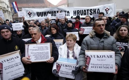 Manifestaci&oacute;n contra el uso del cir&iacute;lico en Vukovar. 