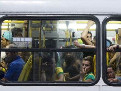 Imagen de un autob&uacute;s afuera del estadio de Manaus 