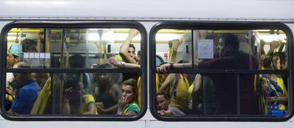 Imagen de un autob&uacute;s afuera del estadio de Manaus 