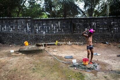 Uno de los chicos se ducha con agua del pozo que tienen en sus instalaciones. Las cabañas las construyeron con la ayuda de la ONG alemana Welt Hunger Hilfe, que trabaja para erradicar el hambre en países en desarrollo.