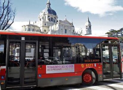 Un autobús de la EMT, con publicidad acerca de la existencia de Dios, al pasar por la catedral.