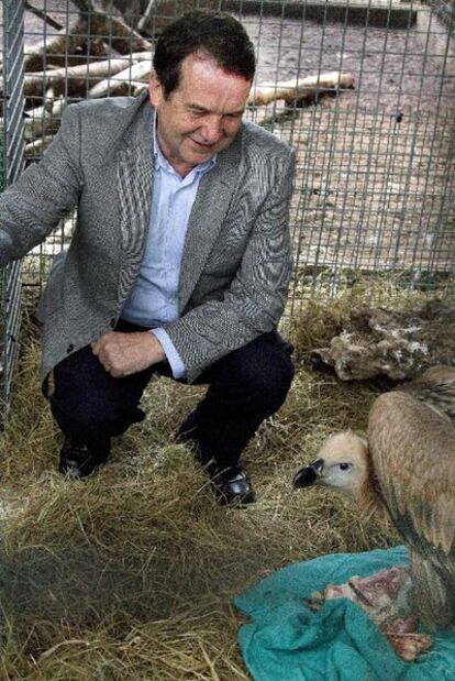 Abel Caballero, alcalde de Vigo, junto al buitre que lleva el nombre de la ciudad.