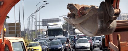 Las obras de la rotonda donde confluyen la avenida de Cataluña y la avenida de los Naranjos en el acceso norte a Valencia provocaron ayer un gran atasco.