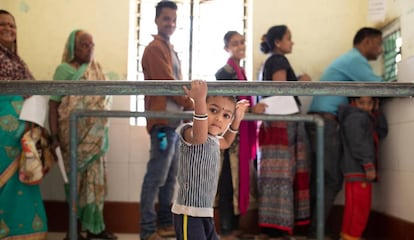 Una fila de pacientes espera en la entrada a una clínica rural del este de Bombai, en India, donde se les realizará de manera gratuita una prueba de tuberculosis y se les dará tratamiento.