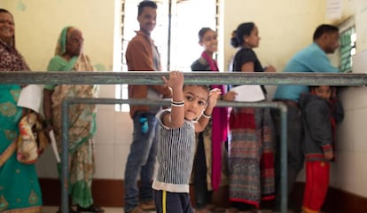 Una fila de pacientes espera en la entrada a una clínica rural del este de Bombai, en India, donde se les realizará de manera gratuita una prueba de tuberculosis y se les dará tratamiento.  